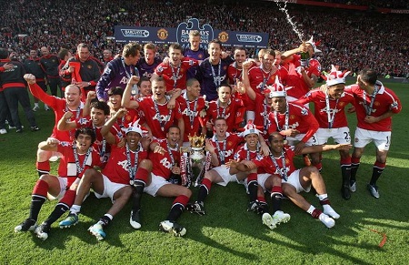 巴萨24／25赛季客场球衣，黑色队徽有点意思？